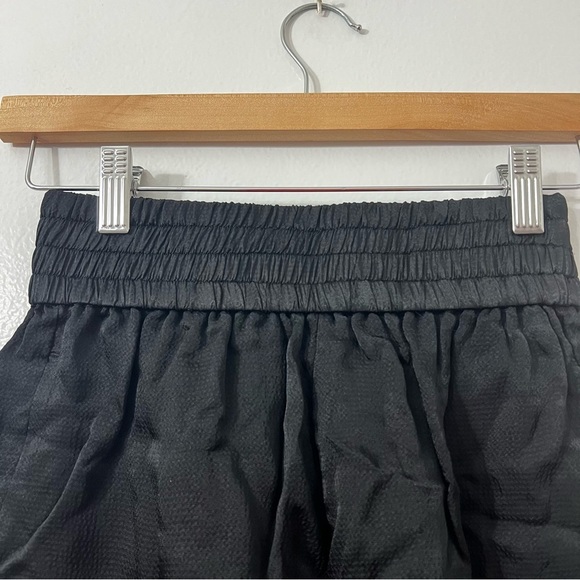 NWT Everlane XXS Black Satin High Rise Elastic Waist Relaxed Fit Pull On Shorts - Picture 3 of 10